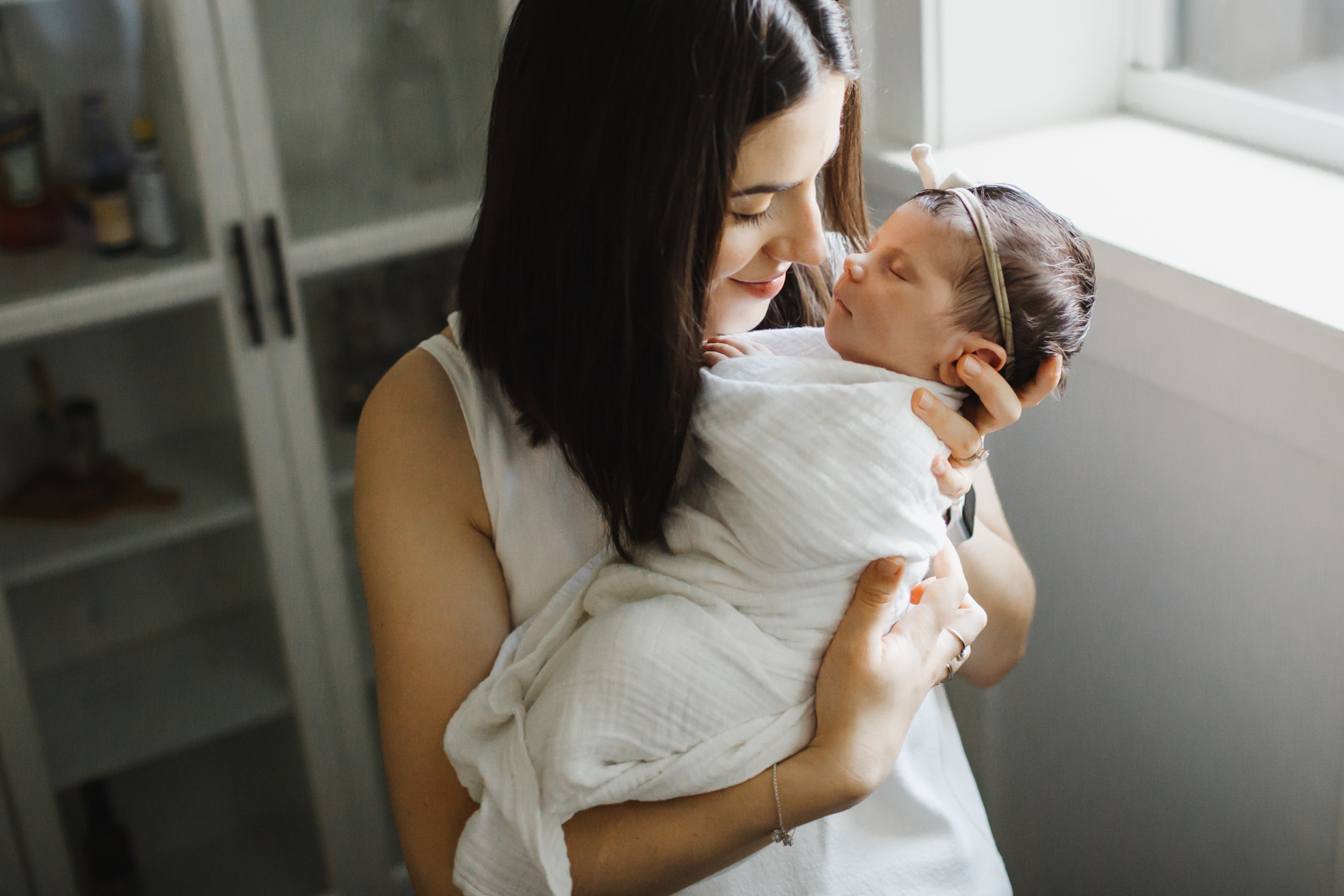 Toronto Doulas - mom snuggling her newborn baby girl