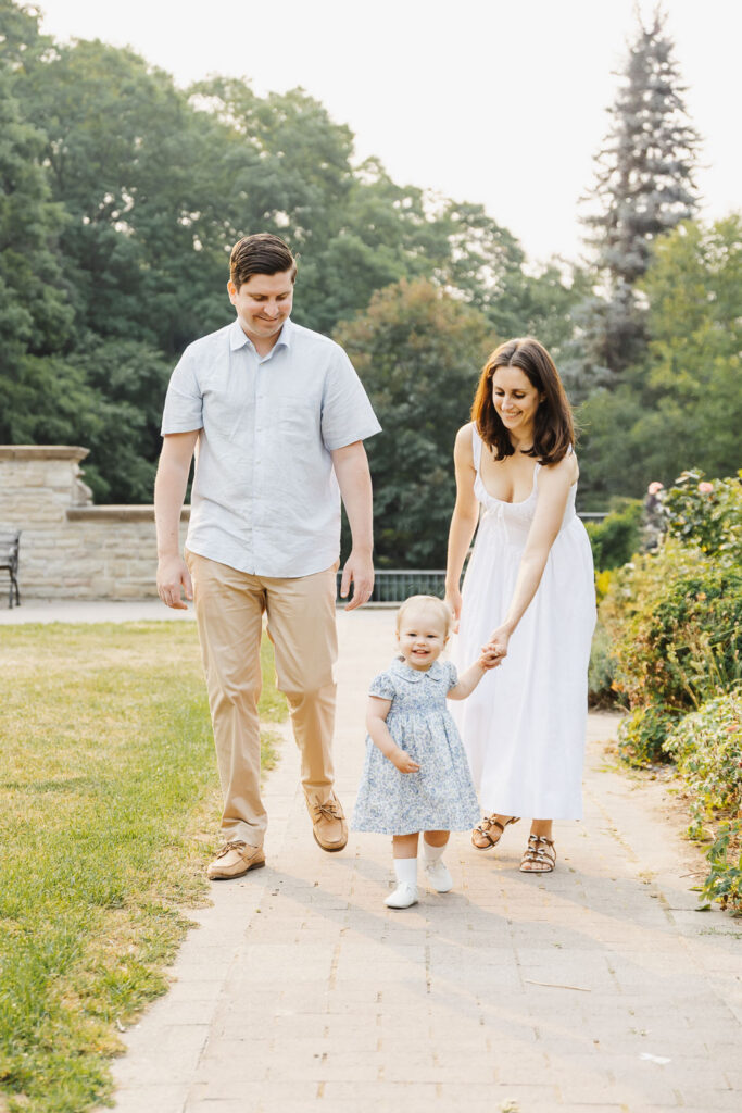 Summer Family Photos at Alexander Muir Memorial Gardens 13 Summer family photos taken at Alexander Muir Memorial Gardens